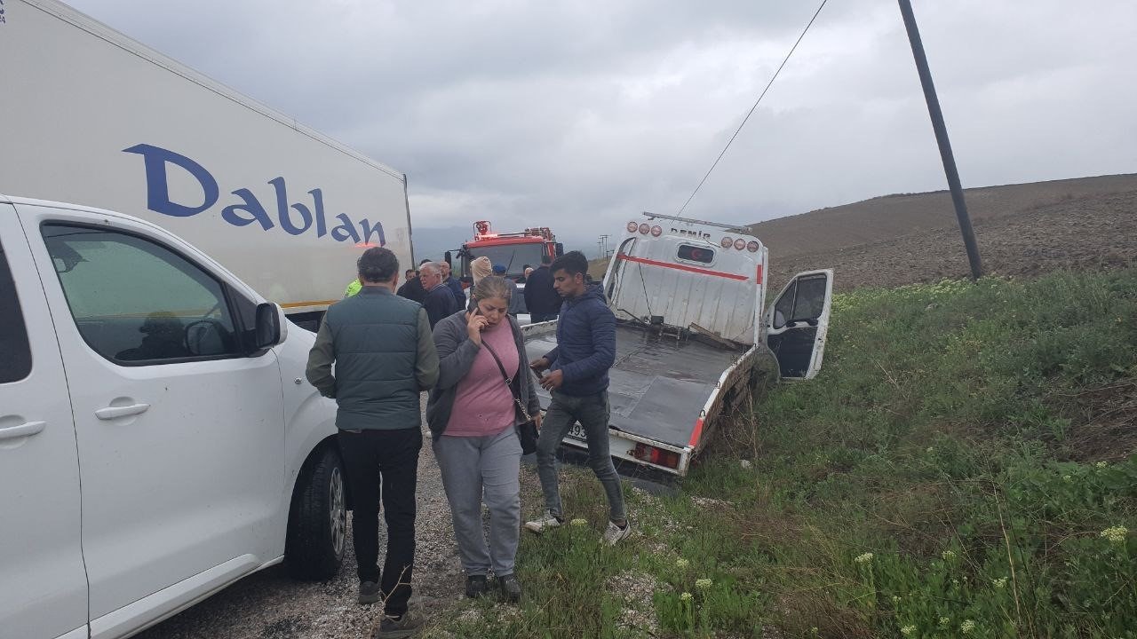 Otomobil çekici ile çarpıştı: 2 yaralı