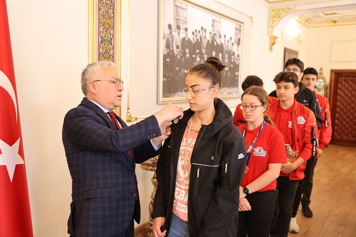 Şimşek, derece öğrencilerini altınla ödüllendirdi