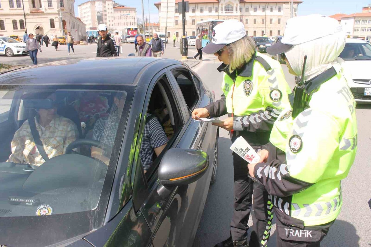 Sivas’ta trafik ekipleri sürücüleri uyardı