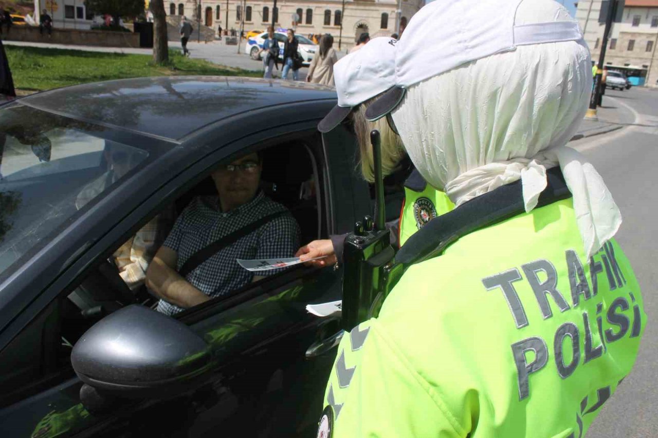 Sivas’ta trafik ekipleri sürücüleri uyardı