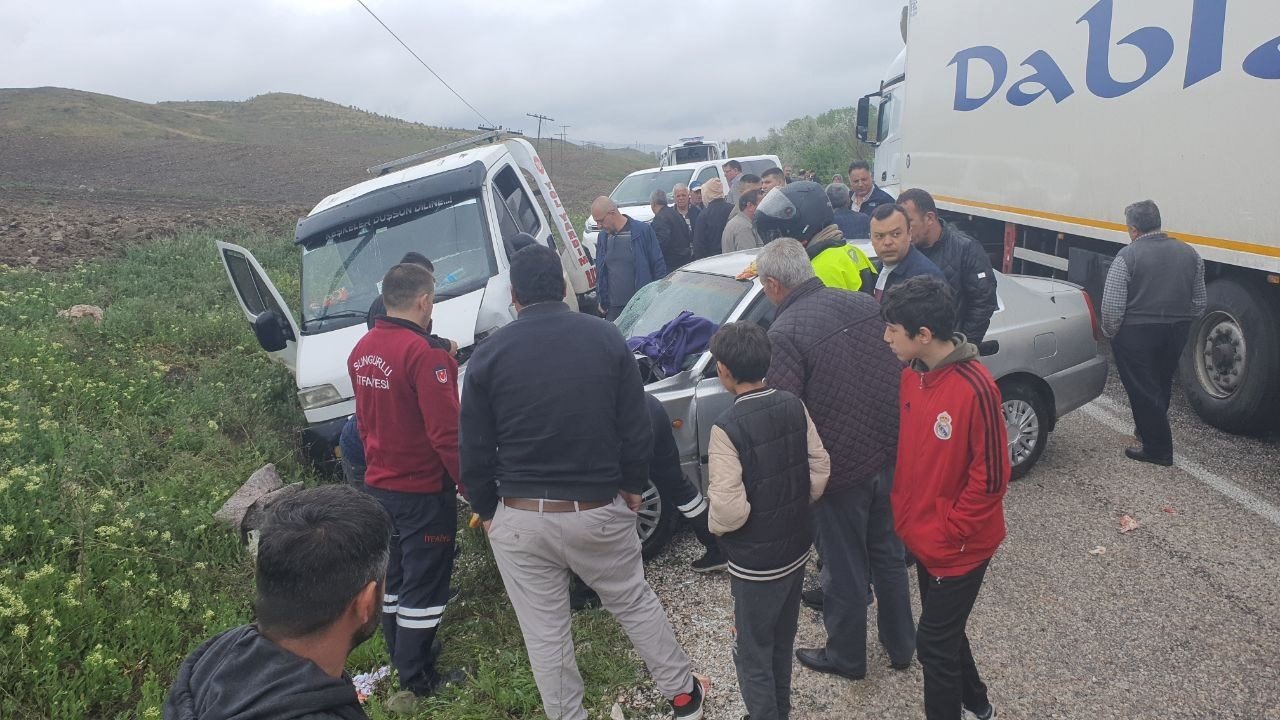 Otomobil çekici ile çarpıştı: 2 yaralı