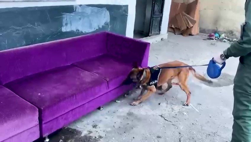 Yakalanmamak için bunu bile yapmışlar: Tuvalet pisliğine uyuşturucu saklamışlar