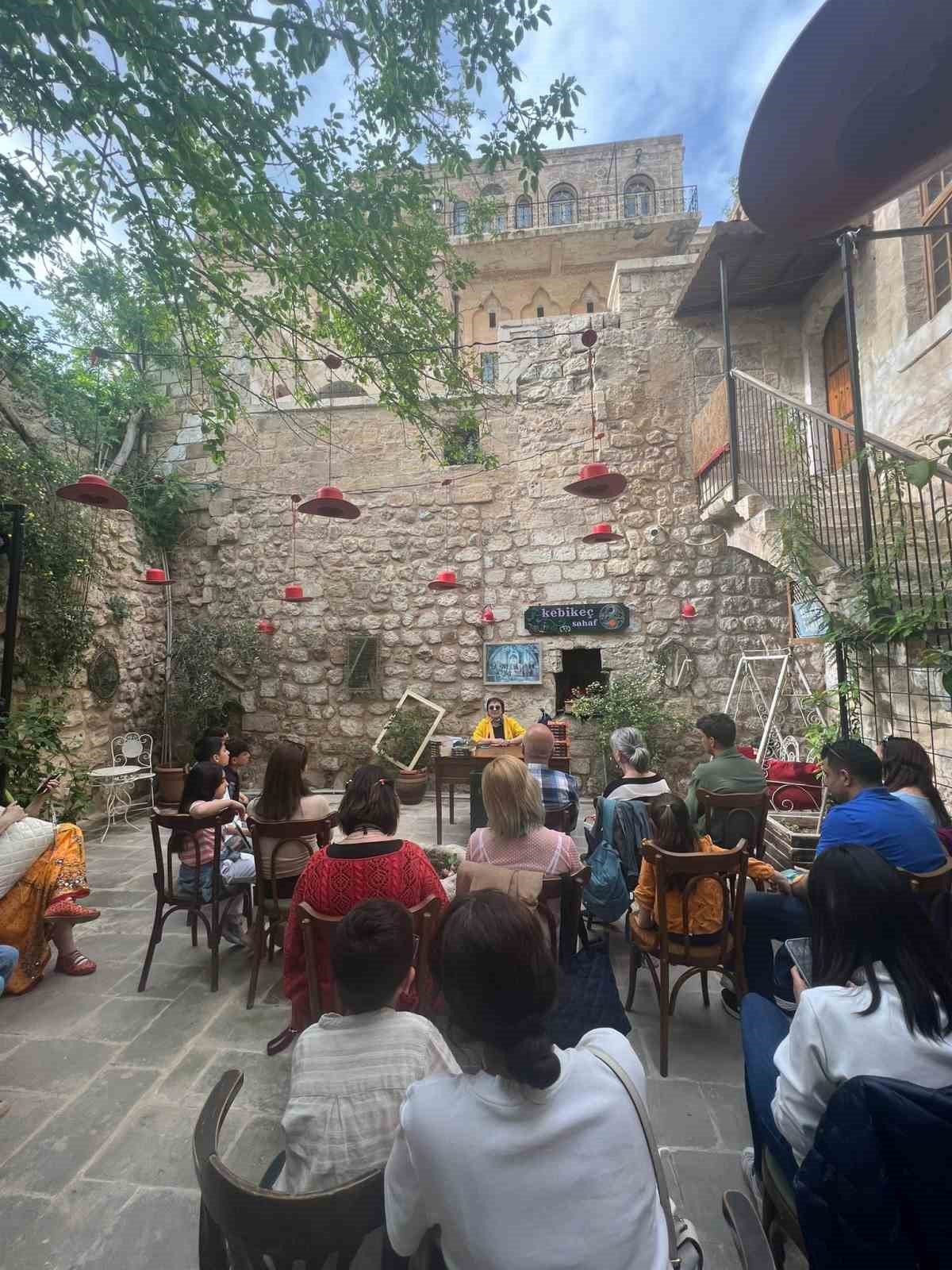 Yazar Buket Uzuner yeni romanını okurlarına tanıttı