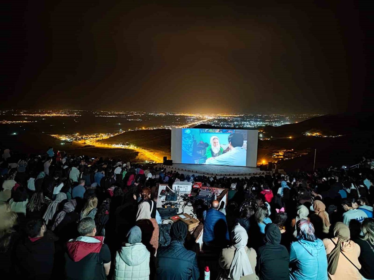 Yeşilçam’ın yıldızı Koçyiğit, Mardin açık hava sinemasında sevenleriyle rol aldığı filmi izledi