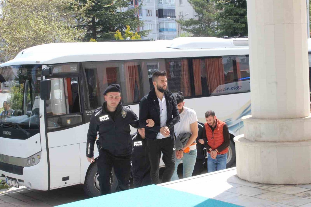 ’Kökünü Kurutma’ operasyonunda yakalanan 112 kişi adliyeye sevk edilmeye başlandı