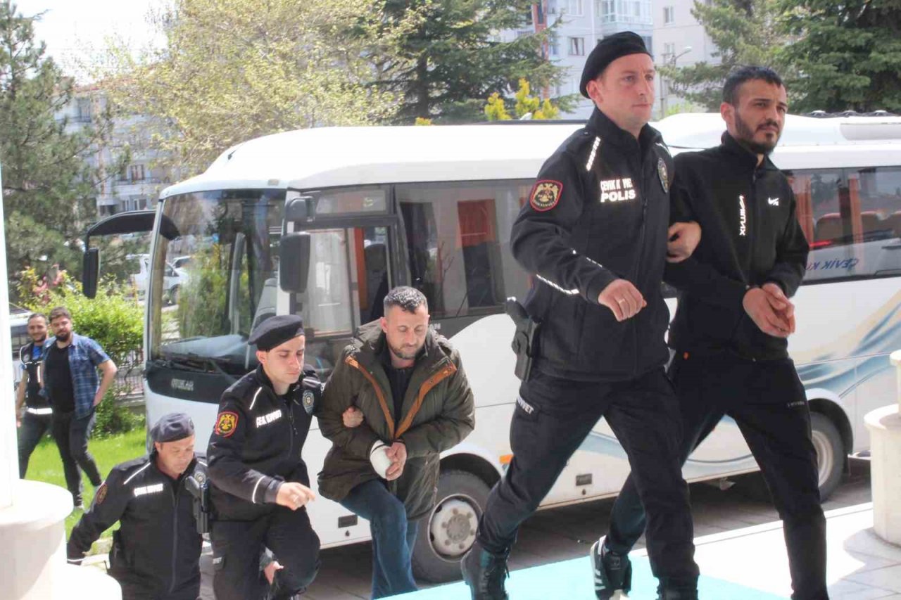 ’Kökünü Kurutma’ operasyonunda yakalanan 112 kişi adliyeye sevk edilmeye başlandı