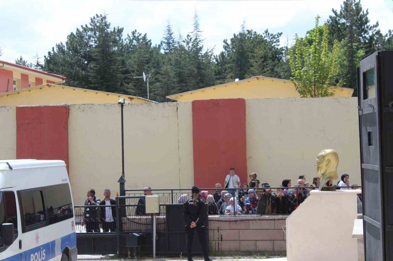 ’Kökünü Kurutma’ operasyonunda yakalanan 112 kişi adliyeye sevk edilmeye başlandı