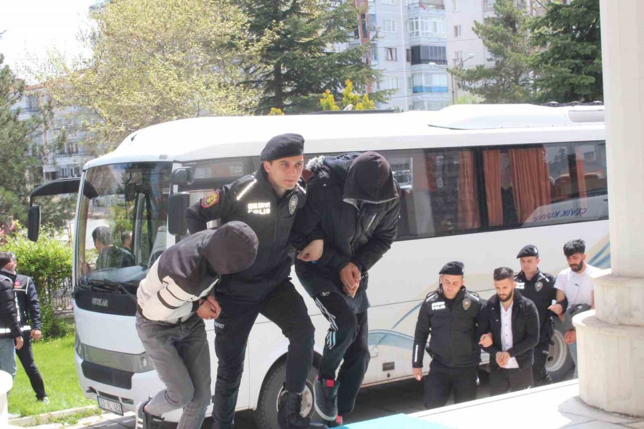 ’Kökünü Kurutma’ operasyonunda yakalanan 112 kişi adliyeye sevk edilmeye başlandı