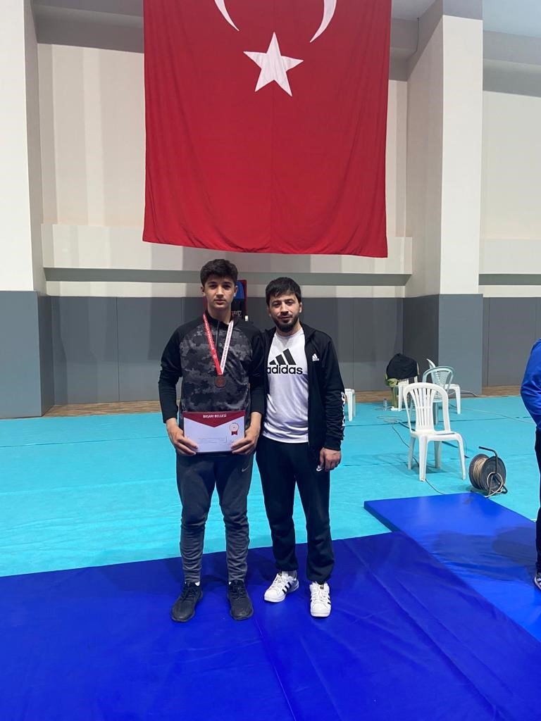 Alaplı Pehlivanlar madalyayla döndü