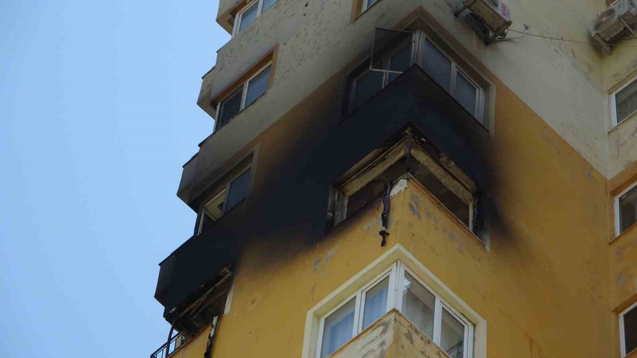 Hastaneye giden çiftin evi alev alev yandı, bir vatandaş yangının sebebini yüzlerce metre uzaktan yorumladı