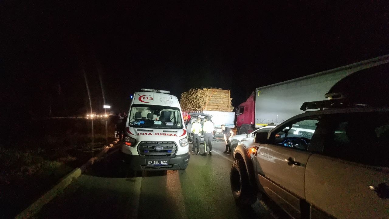 Odun yüklü kamyona çarpan aracın sürücüsü olay yerinde hayatını kaybetti
