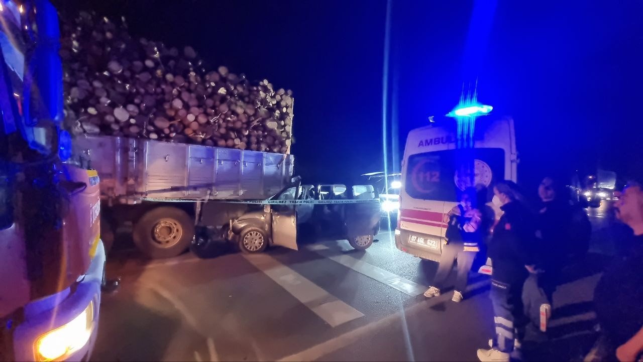 Odun yüklü kamyona çarpan aracın sürücüsü olay yerinde hayatını kaybetti