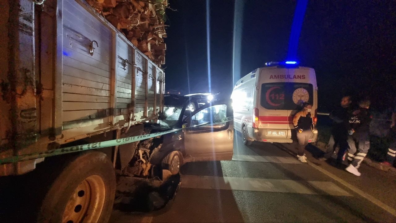 Odun yüklü kamyona çarpan aracın sürücüsü olay yerinde hayatını kaybetti