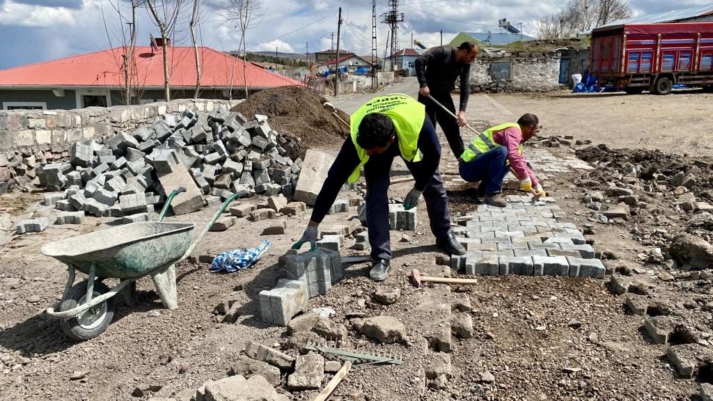 Ardahan’da yol yapım çalışmaları sürüyor