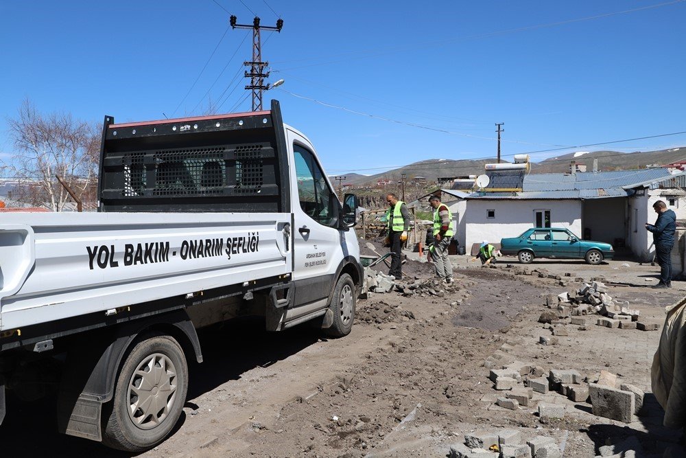 Ardahan’da yol yapım çalışmaları sürüyor