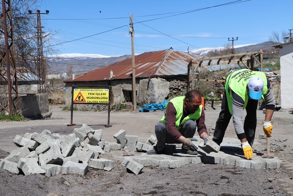 Ardahan’da yol yapım çalışmaları sürüyor