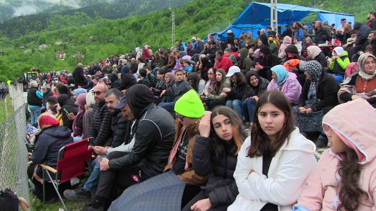 Artvin’de haftasonu düzenlenen boğa güreşleri renkli görüntülere sahne oldu