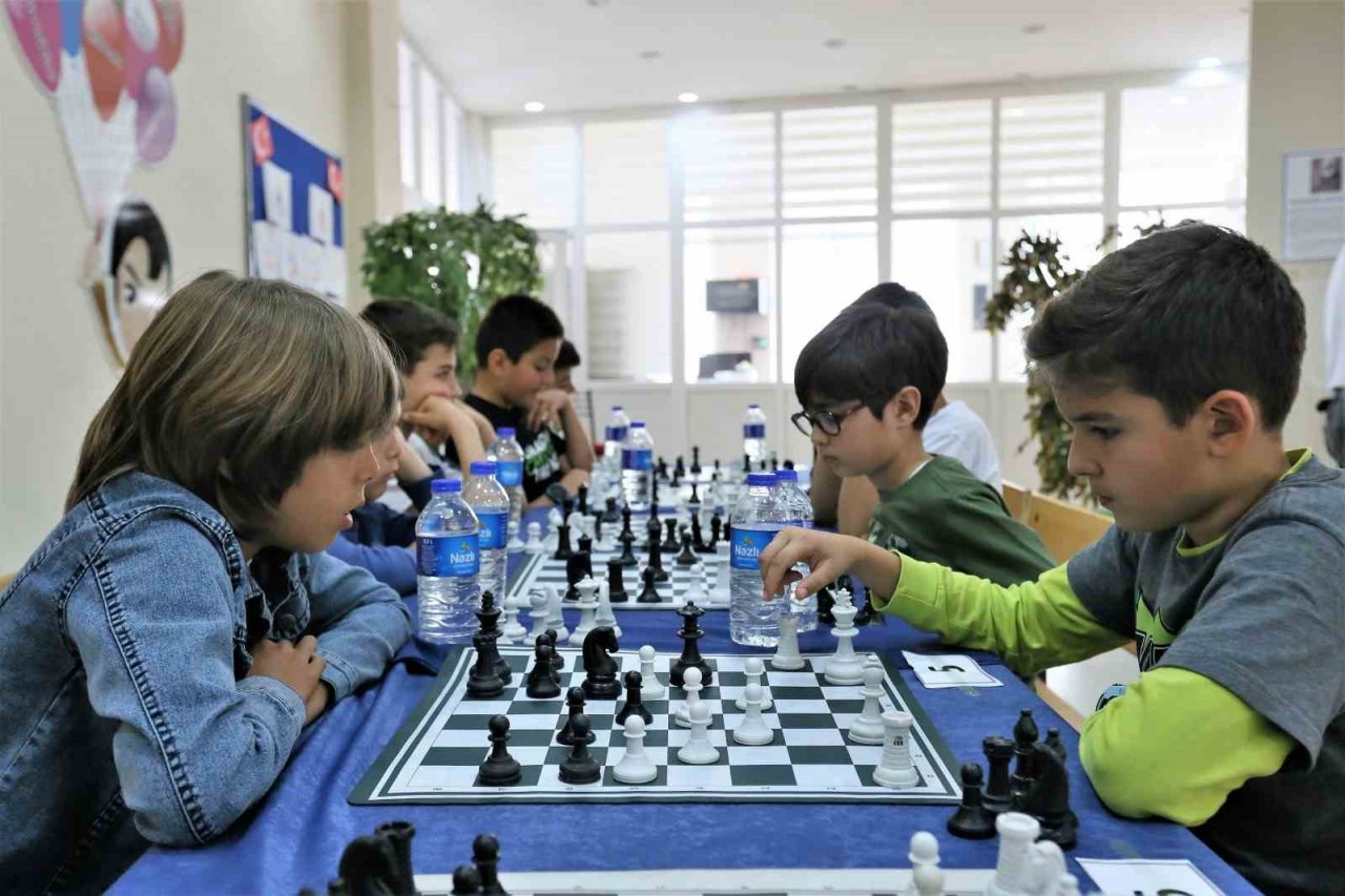 Aydın Büyükşehir Belediyesi’nin satranç turnuvasına yoğun ilgi