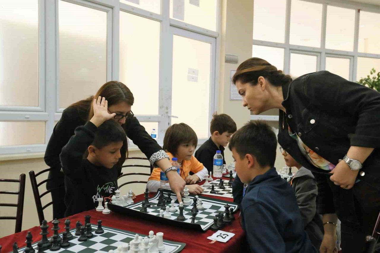 Aydın Büyükşehir Belediyesi’nin satranç turnuvasına yoğun ilgi