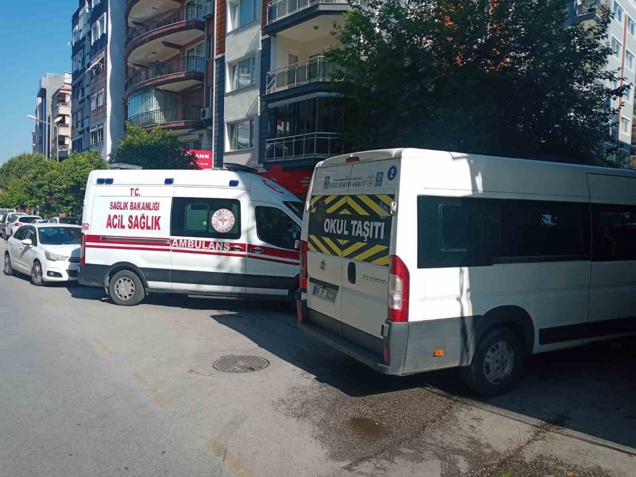 Servis aracı ile motosiklet çarpıştı: 1 yaralı