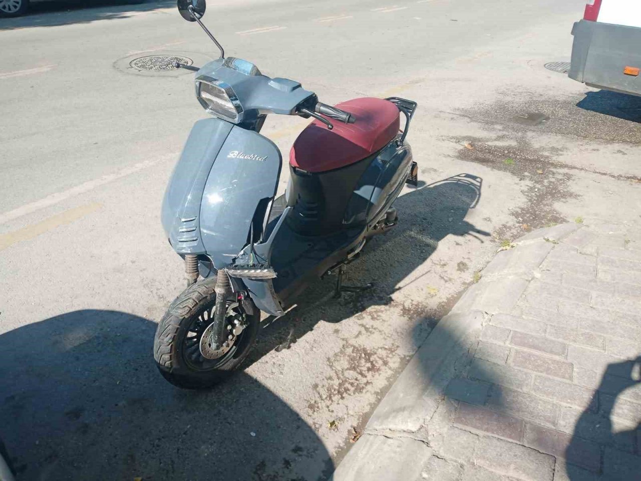 Servis aracı ile motosiklet çarpıştı: 1 yaralı