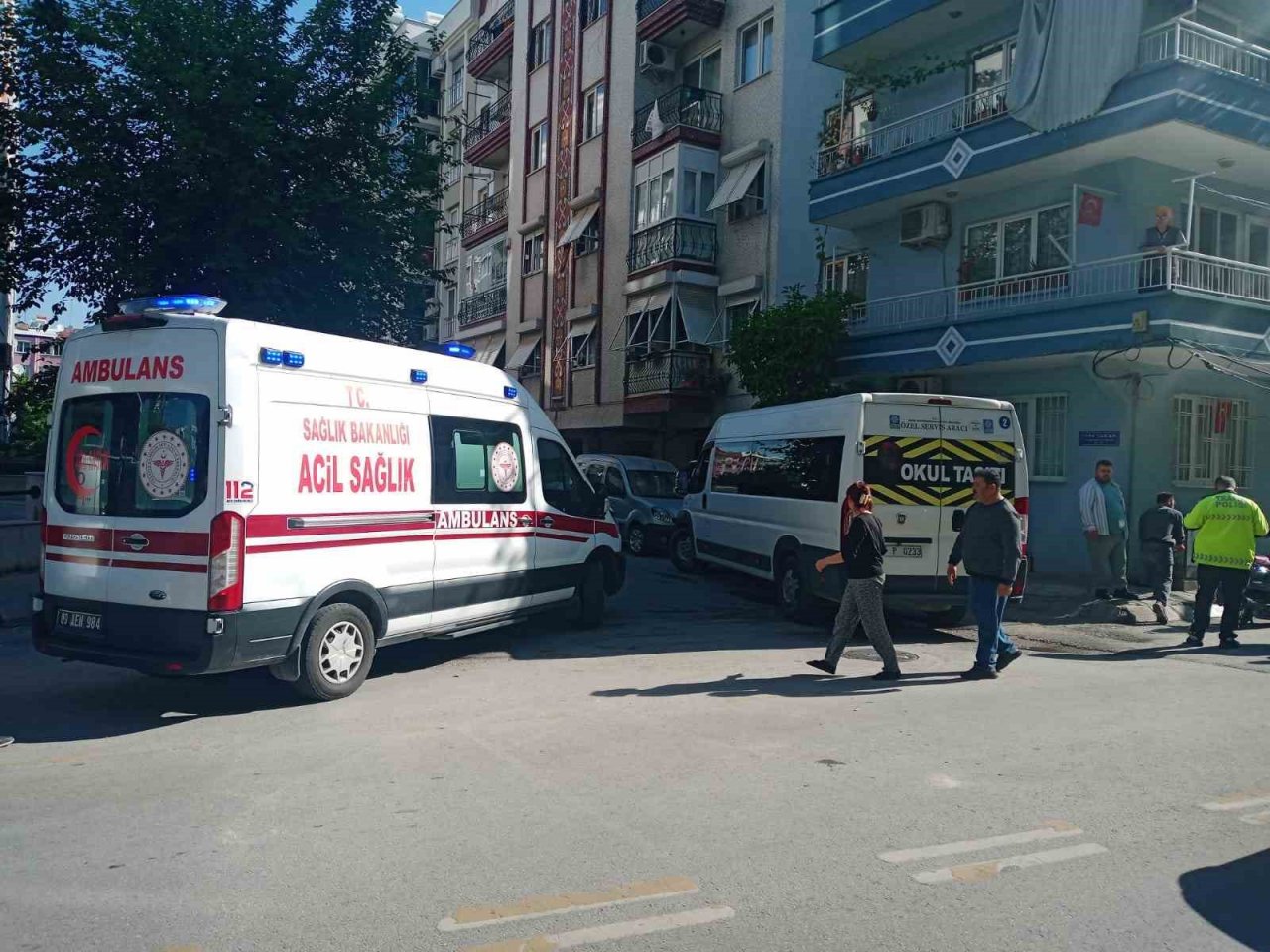 Servis aracı ile motosiklet çarpıştı: 1 yaralı