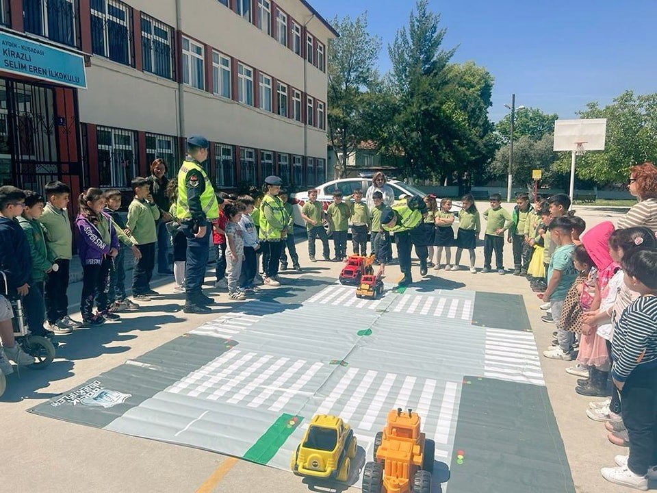 Kuşadası’nda ilkokul öğrencileri “trafik dedektifi” oldu