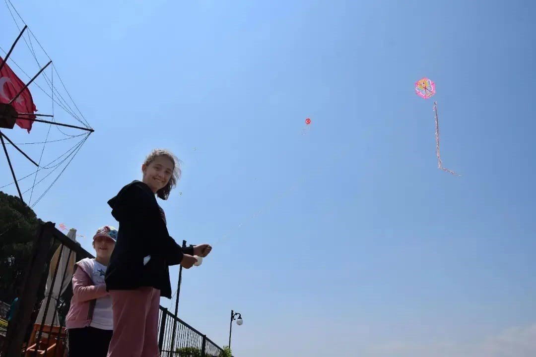 Yenipazar’da rengarenk uçurtmalar gökyüzü süsledi