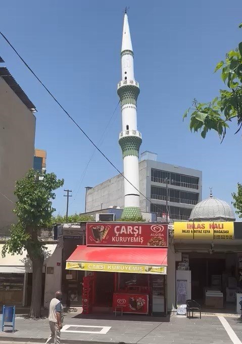 Batman’da 50 yıllık caminin minaresi kontrollü yıkıldı
