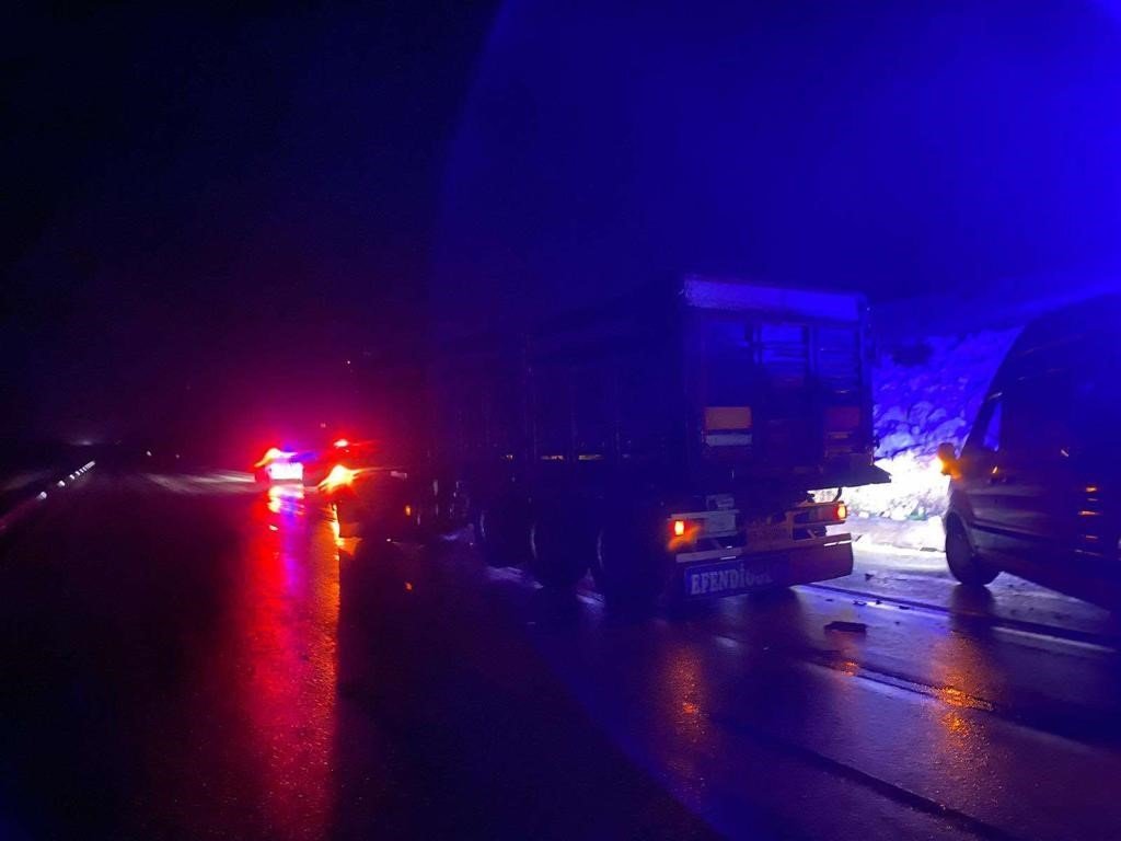 Bilecik’te kontrolden çıkan tır refüje çarparken, 2 kişi yaralandı