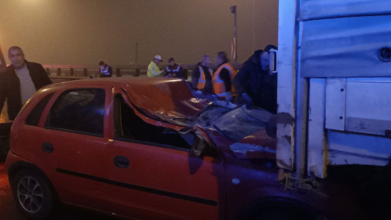 Otomobil, otoyolda makaslayan tıra ok gibi saplandı: 4 yaralı