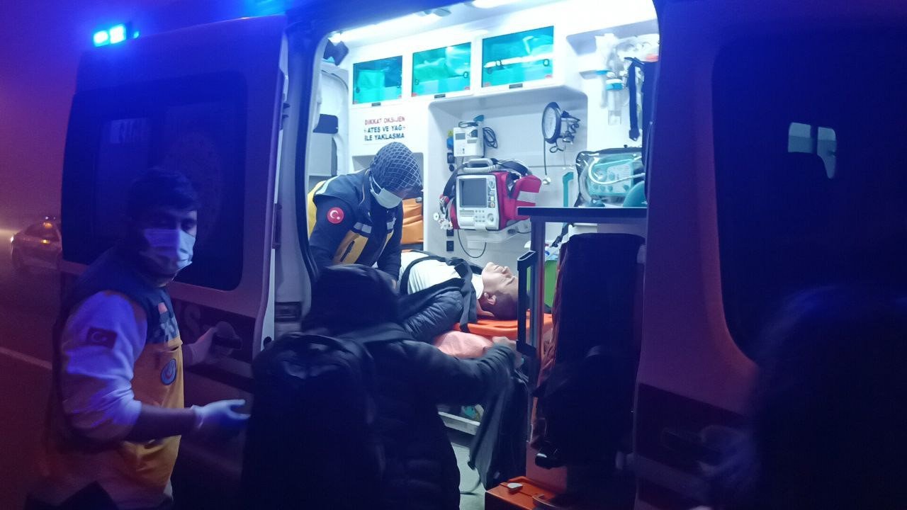 Otomobil, otoyolda makaslayan tıra ok gibi saplandı: 4 yaralı