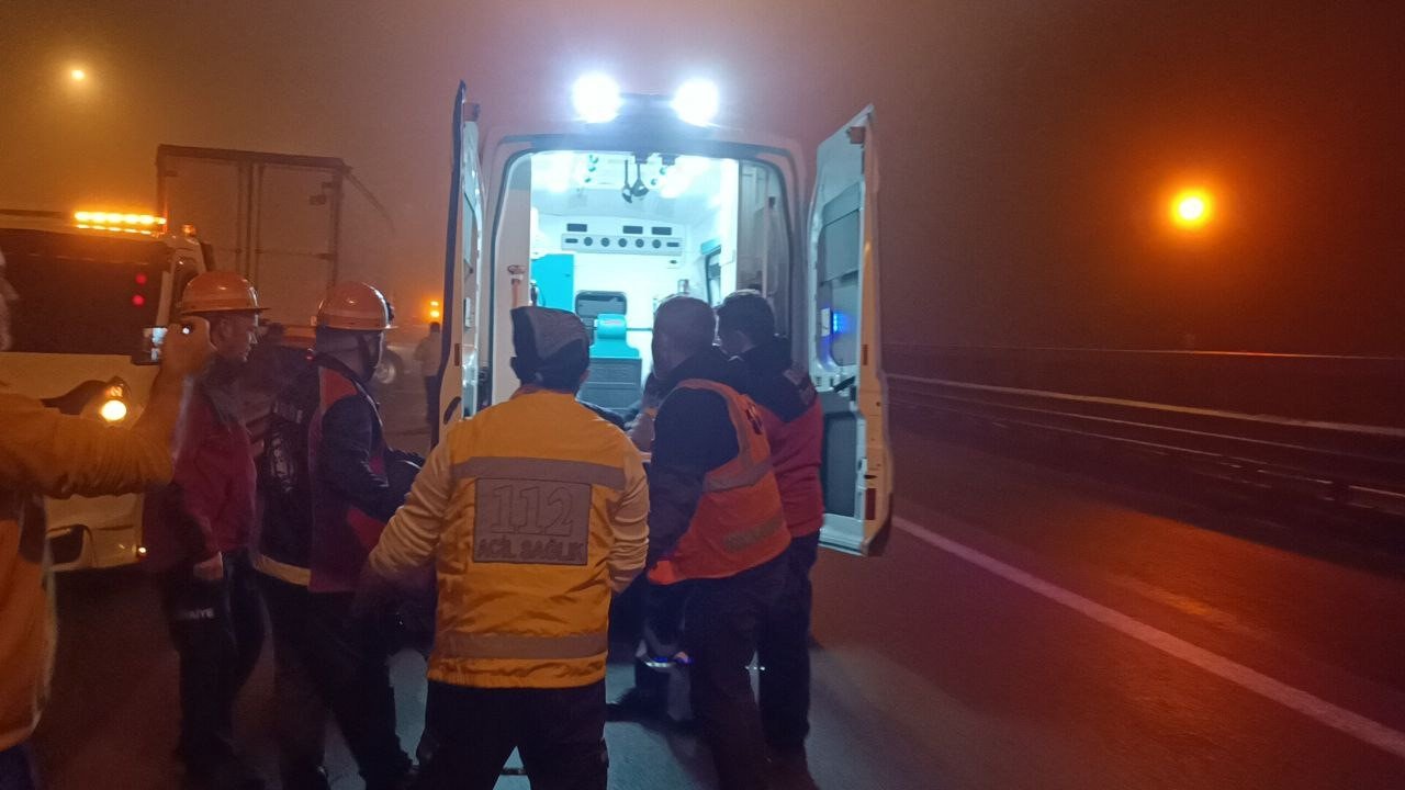 Otomobil, otoyolda makaslayan tıra ok gibi saplandı: 4 yaralı