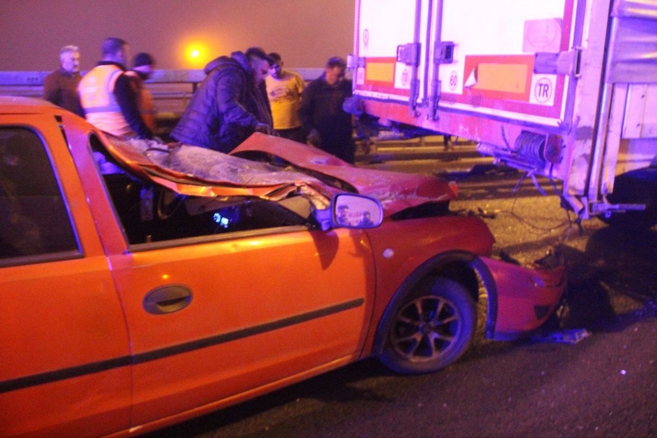 Otomobil, otoyolda makaslayan tıra ok gibi saplandı: 4 yaralı
