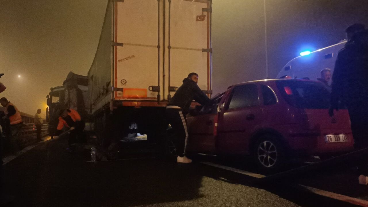 Otomobil, otoyolda makaslayan tıra ok gibi saplandı: 4 yaralı