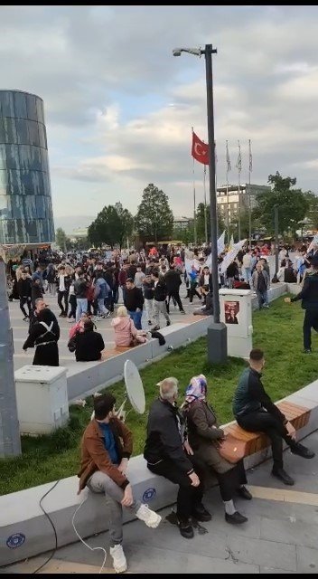 HDP’liler miting sonrası Bakan Varank’ın mobil seçim aracı ve Cumhur İttifakı taraftarlarına saldırdı