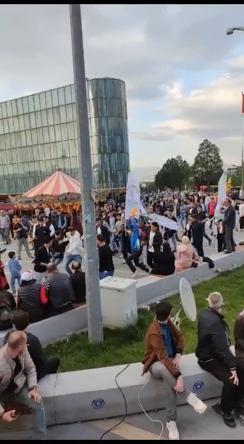 HDP’liler miting sonrası Bakan Varank’ın mobil seçim aracı ve Cumhur İttifakı taraftarlarına saldırdı
