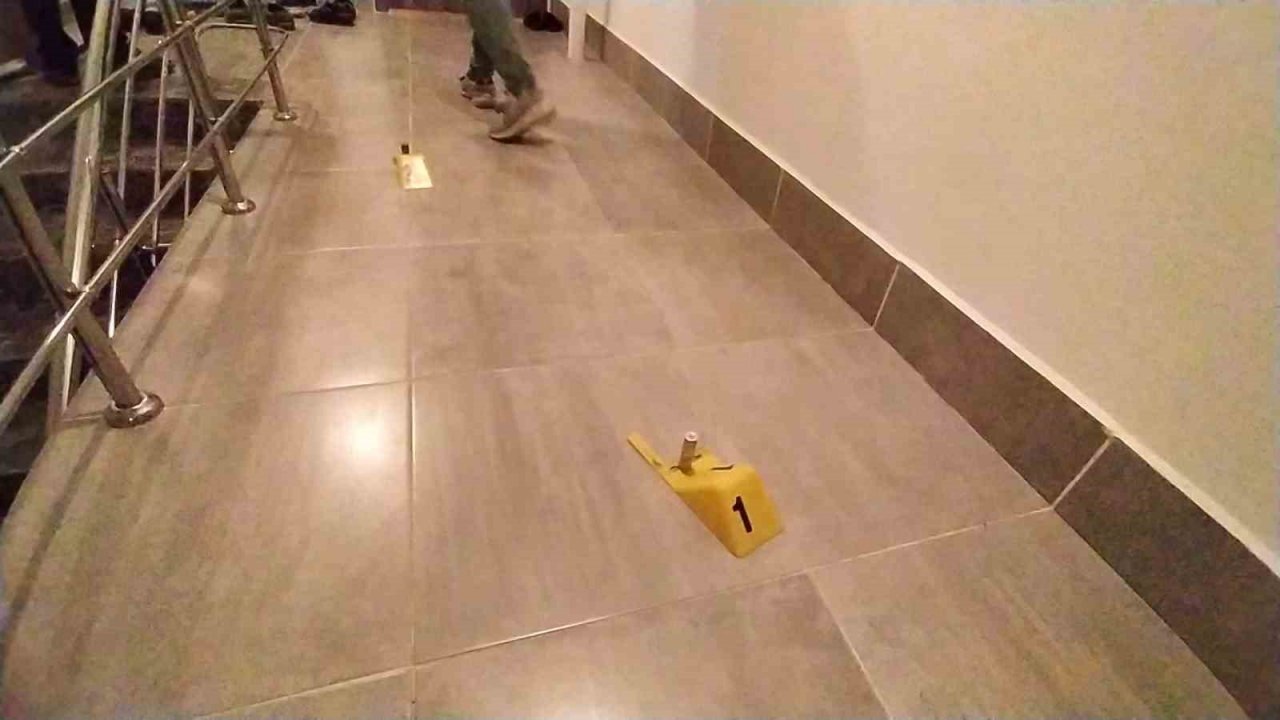 Apartmana girip evin kapısını kurşunladılar