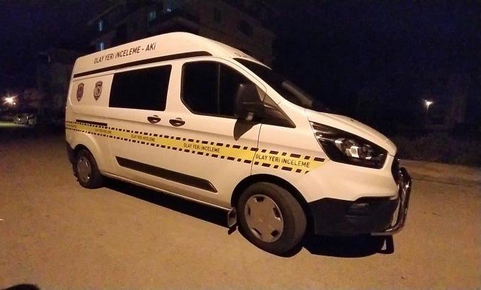 Apartmana girip evin kapısını kurşunladılar