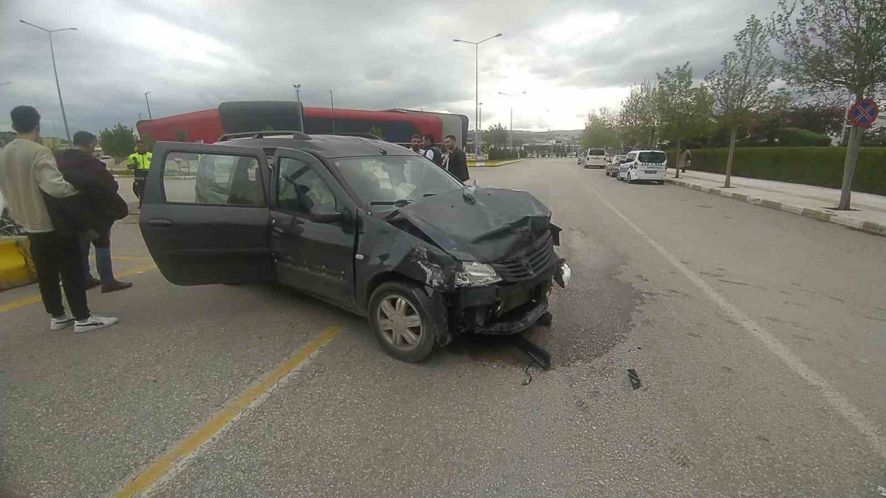 Çorum’da iki otomobilin karıştığı kazada 1 kişi yaralandı