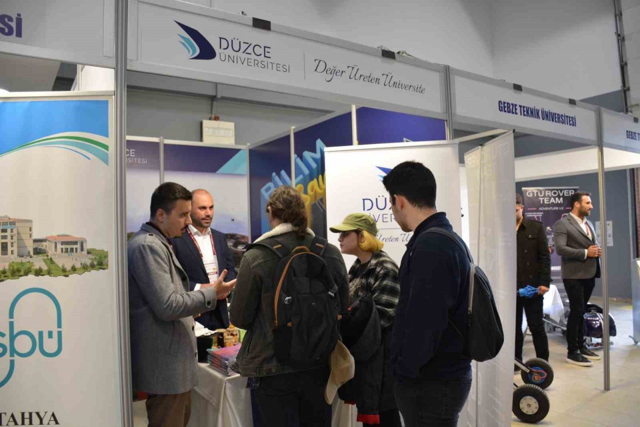 Gençler fuarda kamu ve özel sektör işverenlerle buluştu