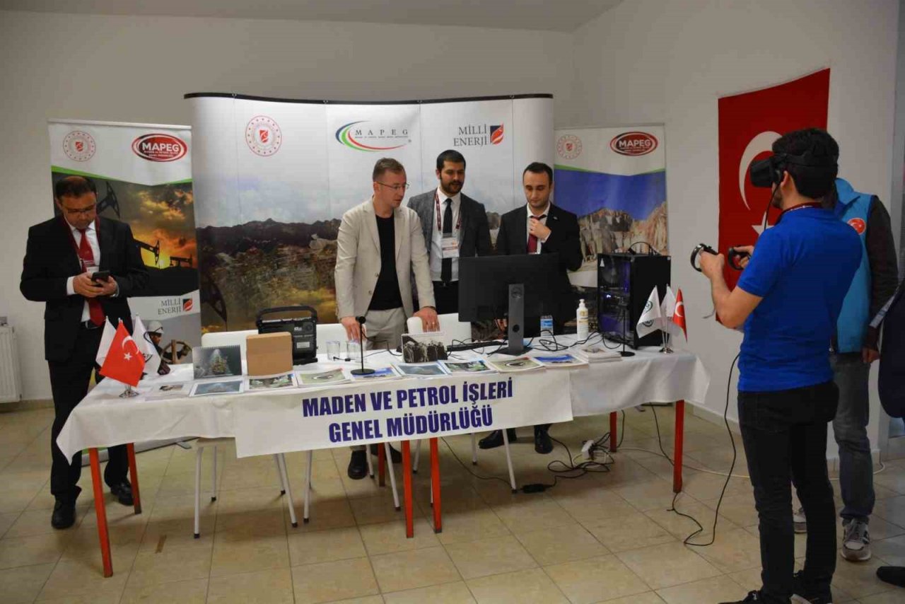 Gençler fuarda kamu ve özel sektör işverenlerle buluştu