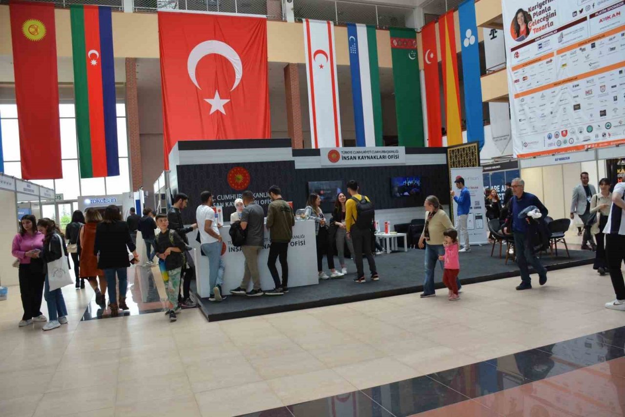 Gençler fuarda kamu ve özel sektör işverenlerle buluştu