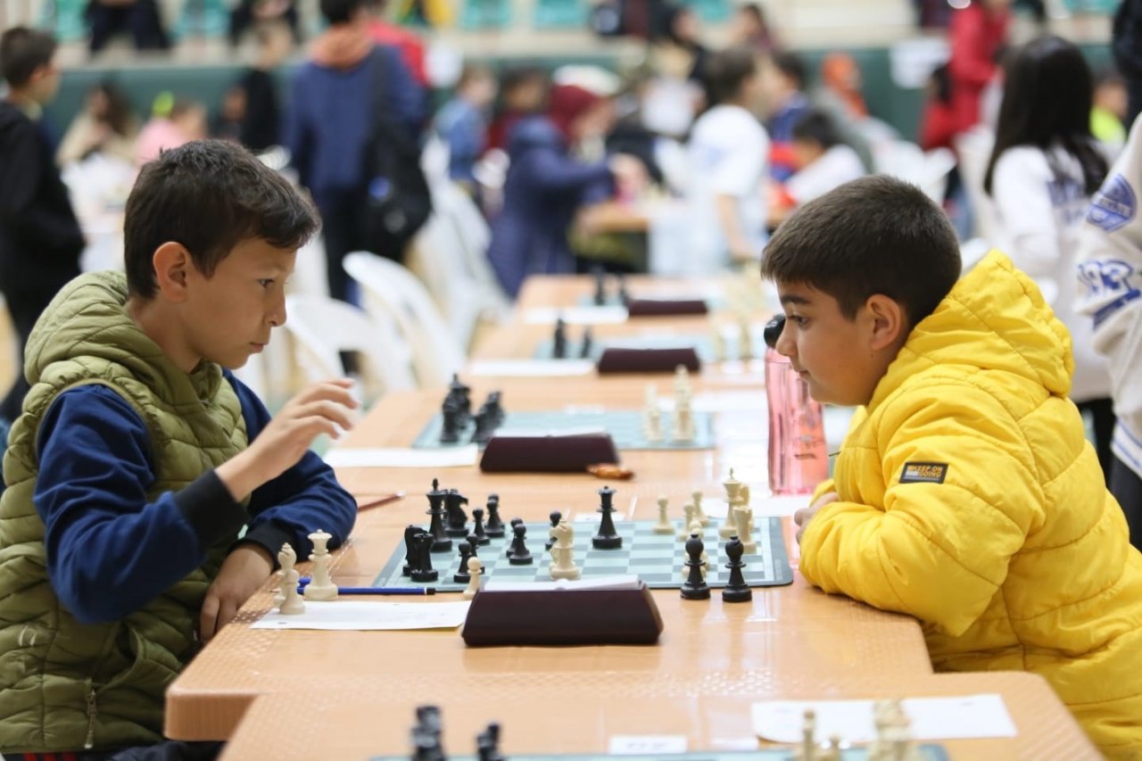 Minik öğrencilerin satranç turnuvası renkli görüntülere sahne oldu