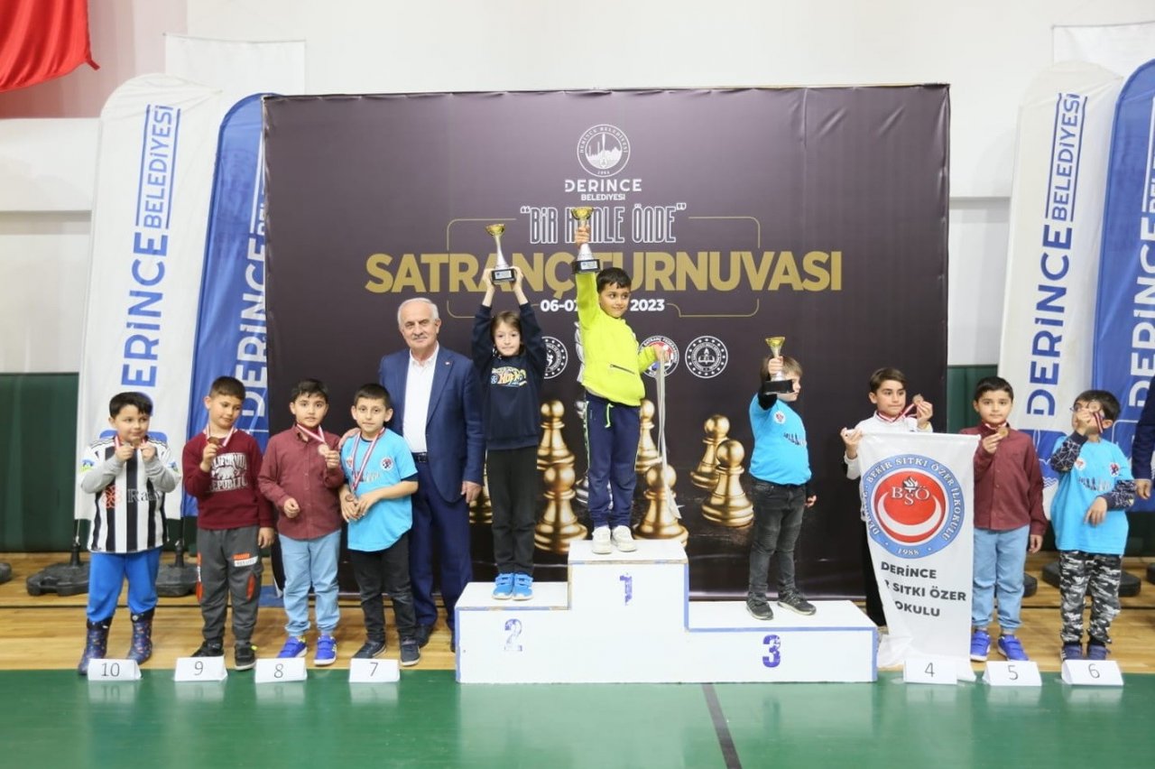 Minik öğrencilerin satranç turnuvası renkli görüntülere sahne oldu