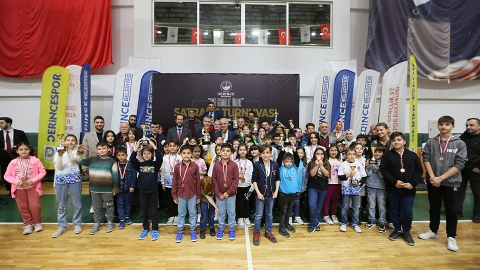 Minik öğrencilerin satranç turnuvası renkli görüntülere sahne oldu