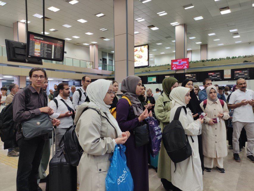 Adana’da üniversite öğrencileri kutsal topraklara dualarla uğurlandı