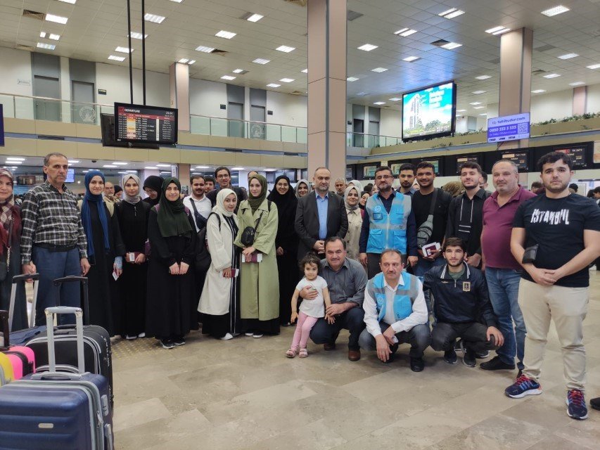 Adana’da üniversite öğrencileri kutsal topraklara dualarla uğurlandı