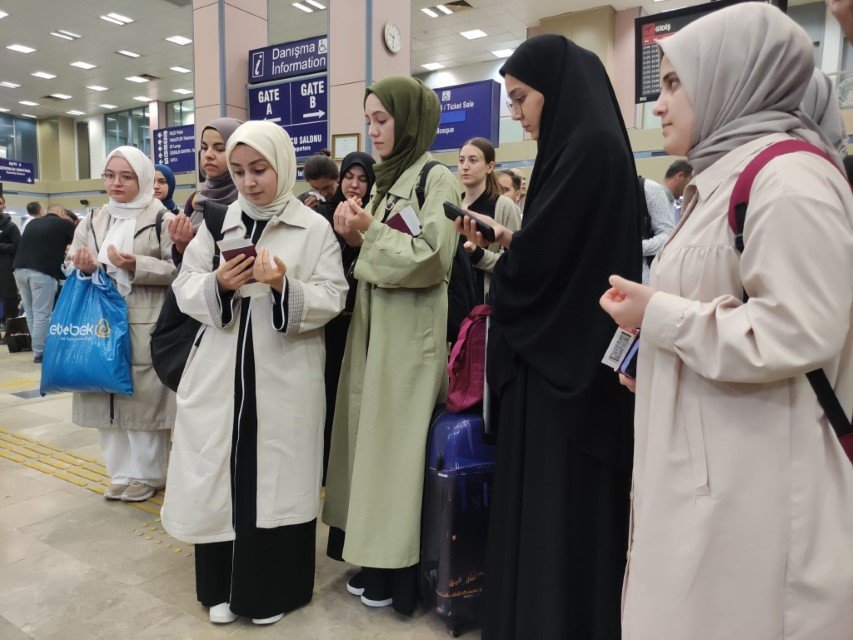 Adana’da üniversite öğrencileri kutsal topraklara dualarla uğurlandı