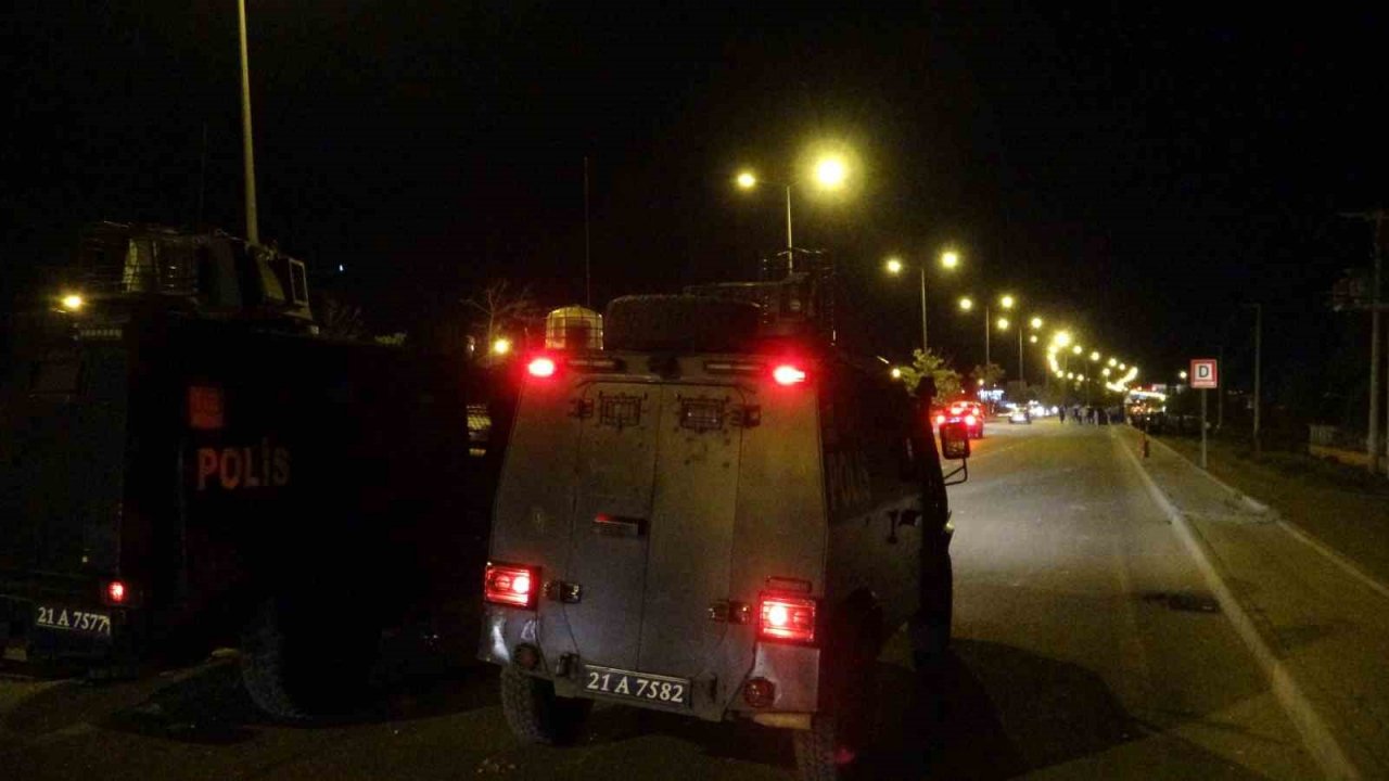 Market borcu yüzünden çıkan tartışma aileleri karşı karşıya getirdi: Polis mahallede set oluşturdu